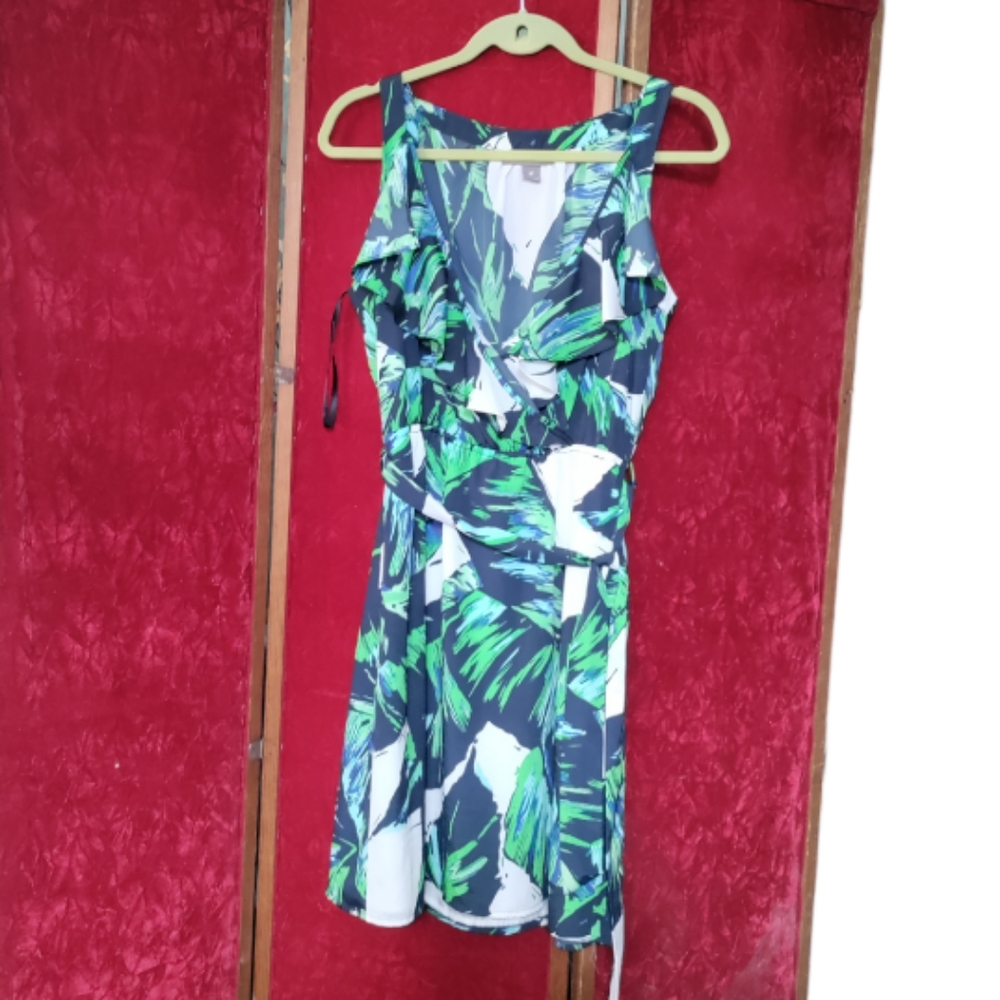 Fynn and Rose sleeveless, tropical patterned, short dress. size M